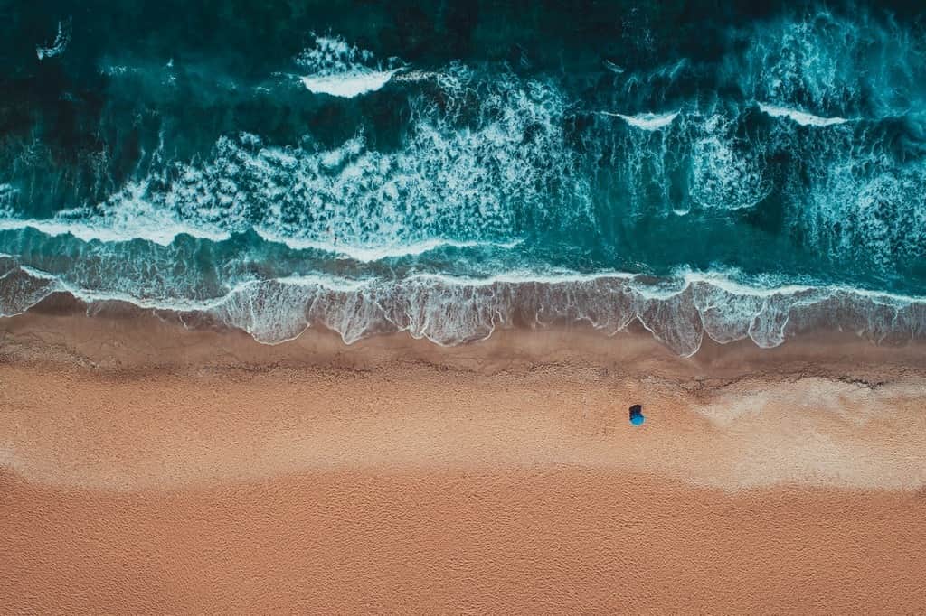 Fototapeta Piaszczysta Plaża z Falami Morskimi